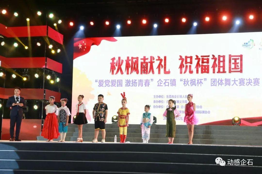女孩清洁音乐室