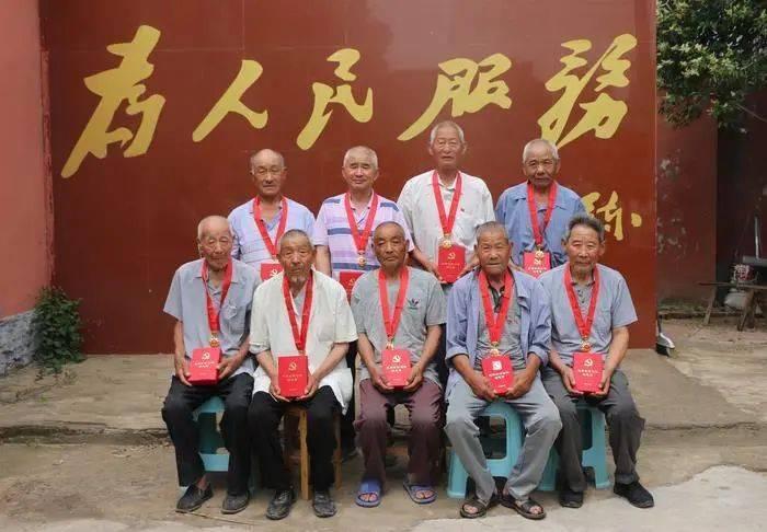当年中奖一亿的信小呆，后来却沦为“诈骗犯”，你知道是什么原因吗？游戏画面